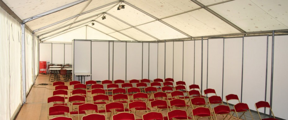 Aménagement salle conférence de presse, avec structure de 10mx30m, chaises velours bordeaux, cloisonnage de séparation