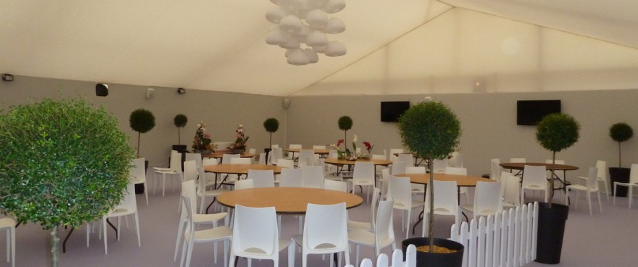 Espace événementiel carré VIP ambiance lounge, structure de 15mx20m avec habillage coton gratté toile tendue, barrières golf