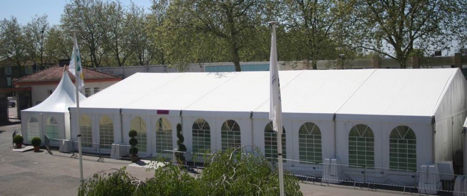 Espace d&rsquo;exposition avec une structure de 15mx25m avec lestage plots béton en périphérie