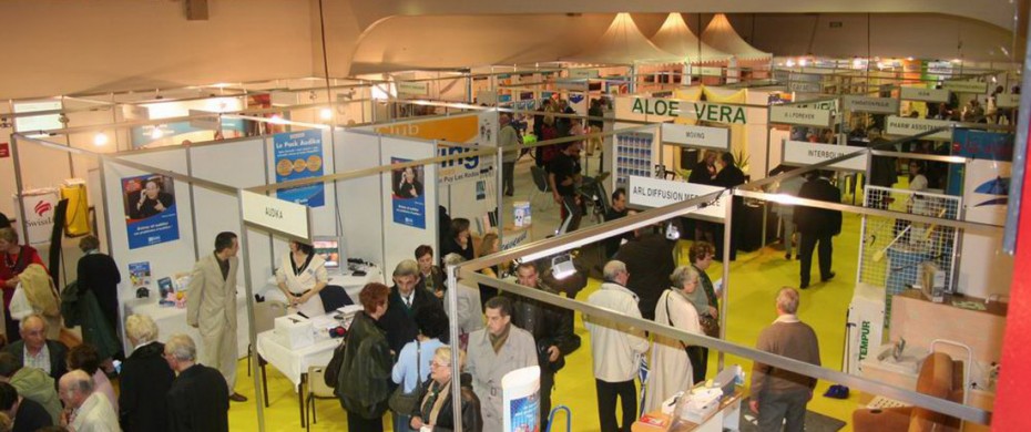 Installation génerales d&rsquo;un salon avec stands modulables en m†laminé et moquette au sol