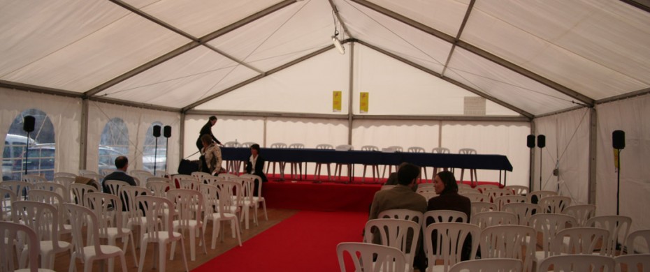 Salon professionnel avec son espace conférence, structure de 10mx15, avec scène et moquette